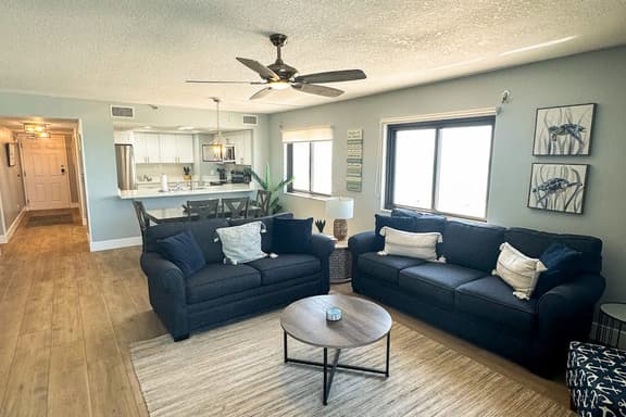 Gulf front corner condo with pool hot tub and easy beach access - Image 1