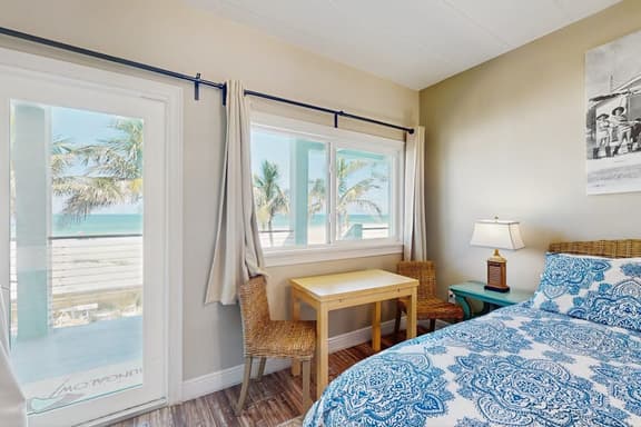 Beachfront condo top floor Gulf views full kitchen and central AC - Image 1