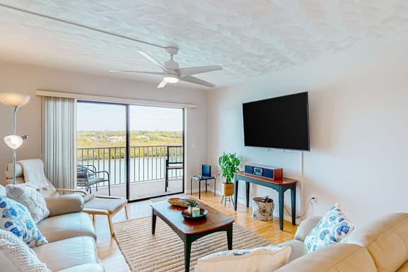 6th floor waterfront condo with sauna tennis balcony and grills - Image 1