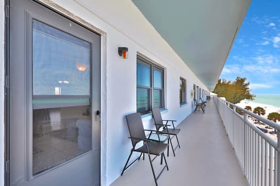 Bright Gulf front condo just steps from the beach - Image 1
