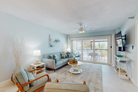 Beautiful oceanfront condo in Madeira Beach w balcony and pool - Image 1