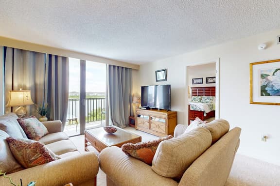 Waterfront condo with pool and spa directly across from wide beach - Image 1