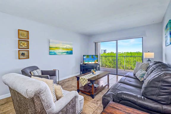 Waterfront Amenities, Walkable Dining & Gulf Beaches Nearby - Image 1