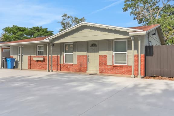 Cozy home with screened lanai foosball and fenced yard - Image 1