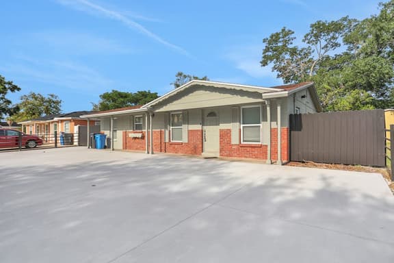 Cozy home with screened lanai foosball and fenced yard
