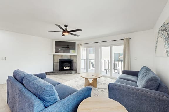 Spacious and modern close to Gulf and beaches dog friendly private garage - Image 1
