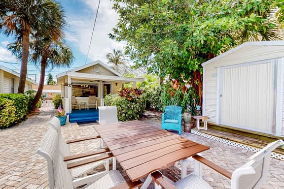 Adorable cottage near the beach with WiFi full kitchen and shared yard - Image 1