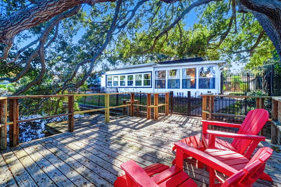 Cozy Lakefront Retreat Near Gulf Beaches & Dining - Image 1