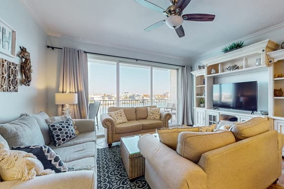 Waterfront condo in the heart of Clearwater Beach with balcony - Image 1