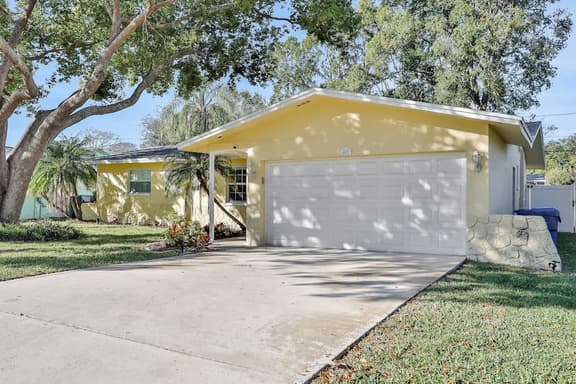 Stunning centrally located home with enclosed yard patio grill WD and AC - Image 1