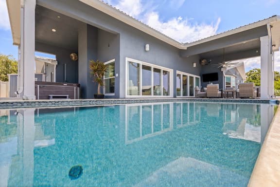 Modern indulgence with media room expansive waterway views AC WD and Wifi - Image 1
