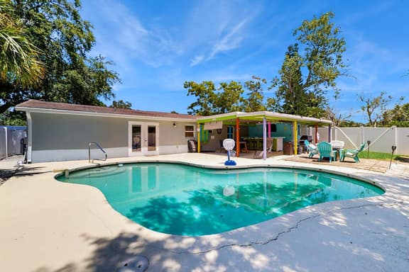 Bright Home with Private Pool High Speed WiFi Firepit Outdoor Bar and Grill
