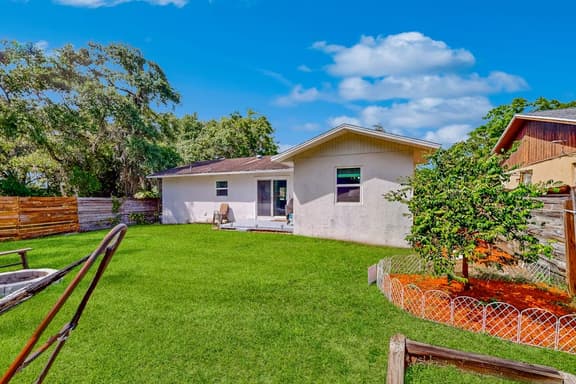 Dog friendly home with fenced yard firepit washer dryer and central AC - Image 1