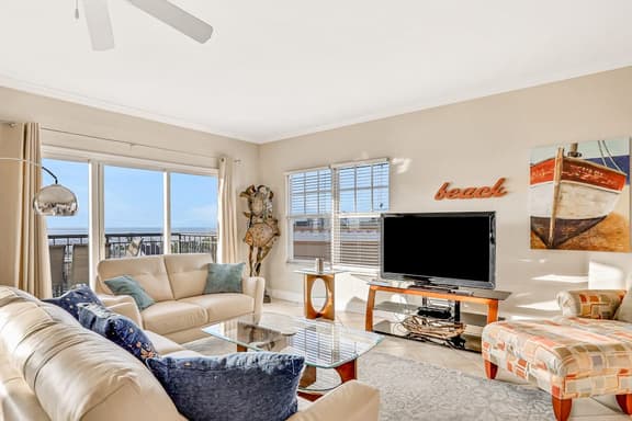 Top floor condo near the beach with pool hot tub washer dryer - Image 1