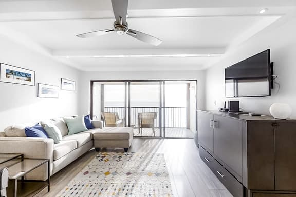 Fun and Bright Beachfront Condo W Shared Pool Pool Spa Gulf View and Free WiFi - Image 1