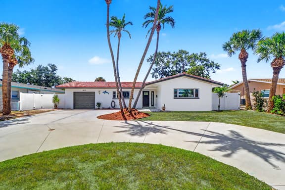Coastal Escape Near Beaches & Downtown - Image 1