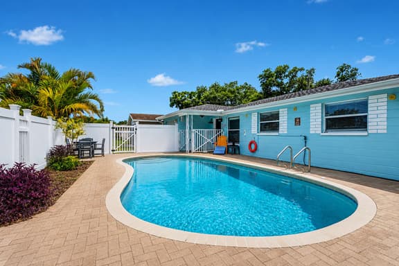 Family and dog friendly home with private pool - Image 1